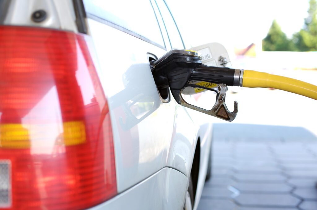 Auto wird getankt an der Tankstelle