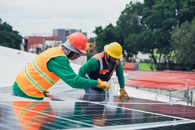 Energiemanagement und Photovoltaik Anlagen: Wie Unternehmen Stromkosten dauerhaft reduzieren können